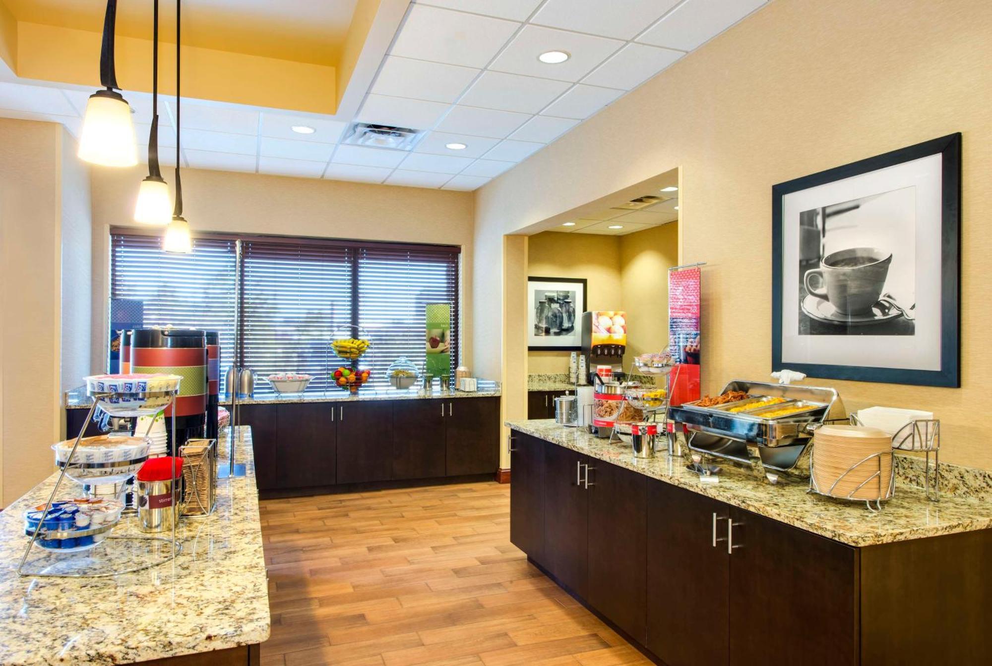 Hampton Inn & Suites Atlanta-Galleria Смирна Экстерьер фото